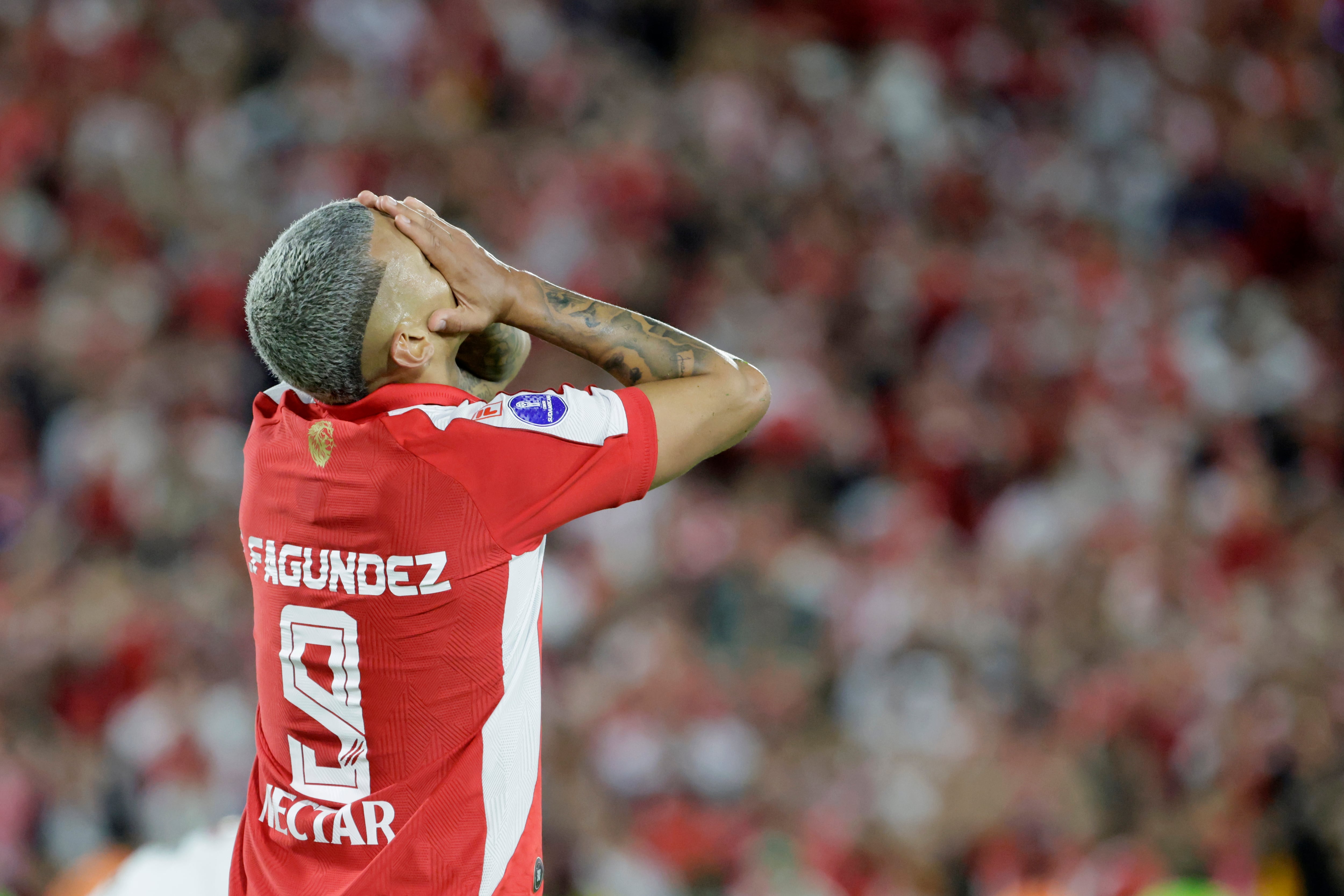 El presidente de Independiente Santa Fe, Eduardo Méndez, aseguró que la hinchada es responsable de no poder comprar jugadores como Fracno Fagúndez - crédito Carlos Ortega/EFE