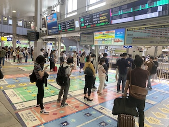 Los pasajeros se atienen a las indicaciones sobre dónde pararse, marcadas en el suelo de la estación Shinagawa. Los japoneses son instados a cada paso a cumplir una miríada de reglas de conducta para la vida cotidiana. Foto: Lars Nicolaysen/dpa