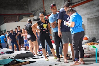 Migrantes venezolanos esperando recibir ayuda