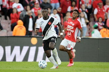 AMDEP1730. BOGOTÁ (COLOMBIA), 08/09/2026.- Marino Hinestroza de Vasco da Gama controla el balón este martes, en el partido de ida de cuartos de final de la Copa Sudamericana entre Santa Fe y Vasco da Gama en el estadio El Campín, en Bogotá (Colombia). EFE/ Carlos Ortega