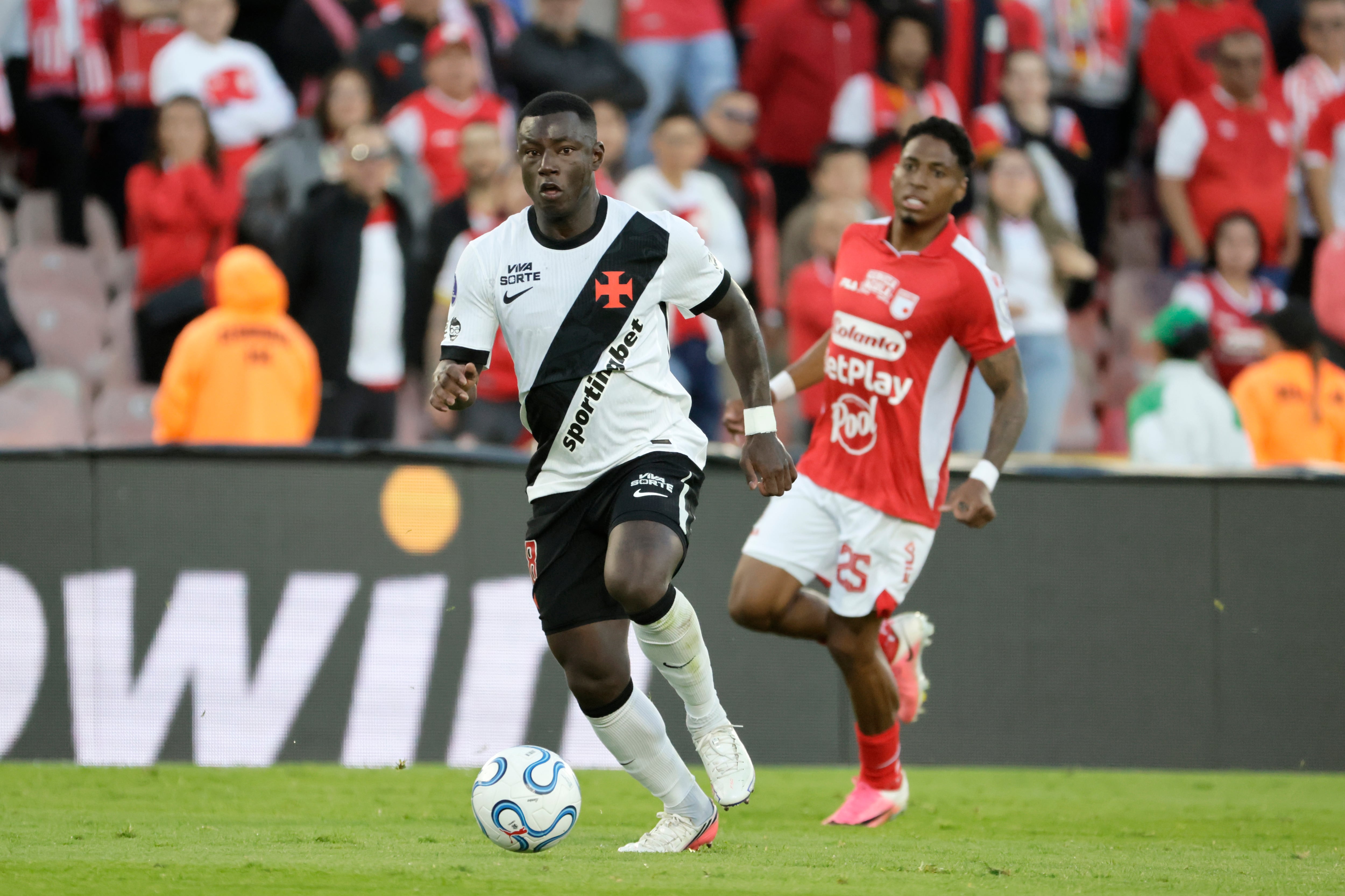 Marino Hinestroza de Vasco da Gama controla el balón este martes, en el partido de ida de cuartos de final de la Copa Sudamericana entre Santa Fe y Vasco da Gama en el estadio El Campín, en Bogotá - crédito Carlos Ortega/EFE