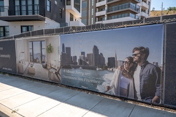 Un cartel anuncia los condominios recién terminados en Treasure Island