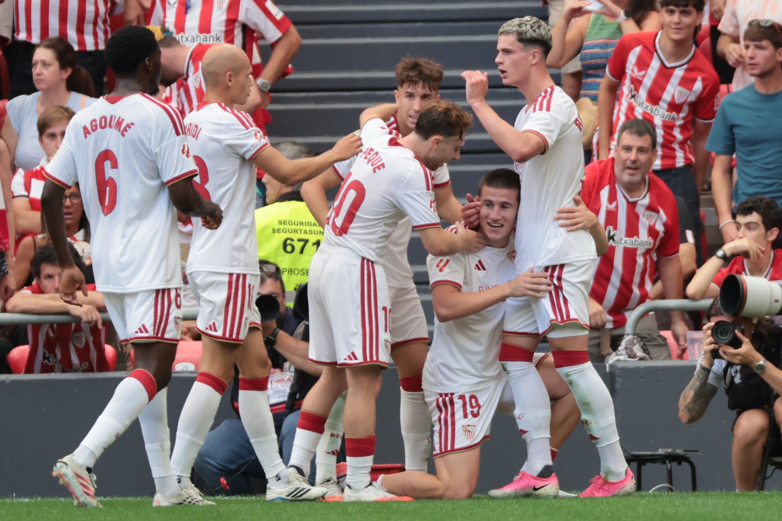 El futbolista del Sevilla Joaquín Martínez Gauna 'Oso' (2d) celebra sus compañeros tras marcarle un gol ante el Athletic de Bilbao durante el partido de LaLiga en el estadio de San Mamés. EFE/ Luis Tejido