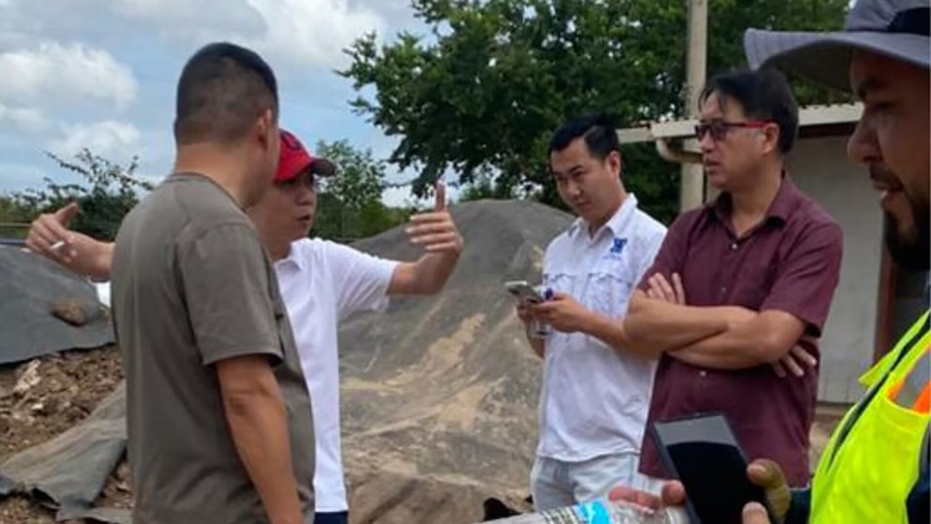 Miembros de la delegación de Plantel BHMB MINING NICARAGUA S.A. inspeccionan las instalaciones y discuten avances en las operaciones mineras en Nicaragua.