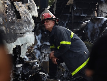 Un bombero inspecciona los restos
