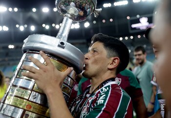 Cano alza el trofeo de