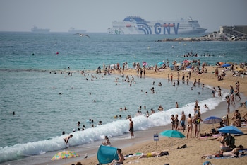 Aspecto de la playa de la Barceloneta este miércoles. (Alejandro García/EFE)