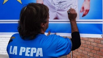 Horacio Baldessari firmando un cartel