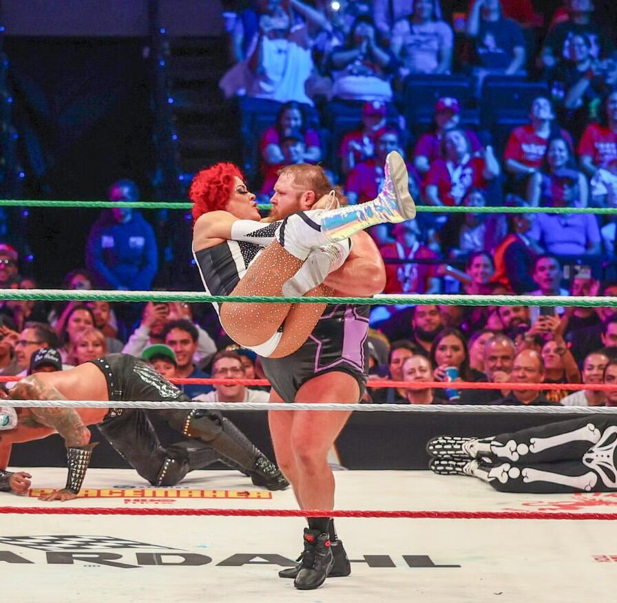 Pimpinela Escarlata trató de besar a Otis durante el encuentro.