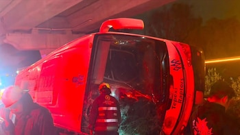 40 estudiantes, dos docentes y un conductor sufrieron el percance de volcaduira, 20 estarían delicados y dos graves Foto: Protección Civil