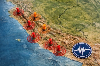 Mapa físico de Perú con marcadores sísmicos rojos y naranjas y círculos concéntricos. El logo del Instituto Geofísico del Perú (IGP) está en la esquina inferior derecha.