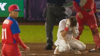 Momentos de tensión: Bateador mexicano recibe fuerte pelotazo en la cabeza durante el Mundial U-15 ante Cuba