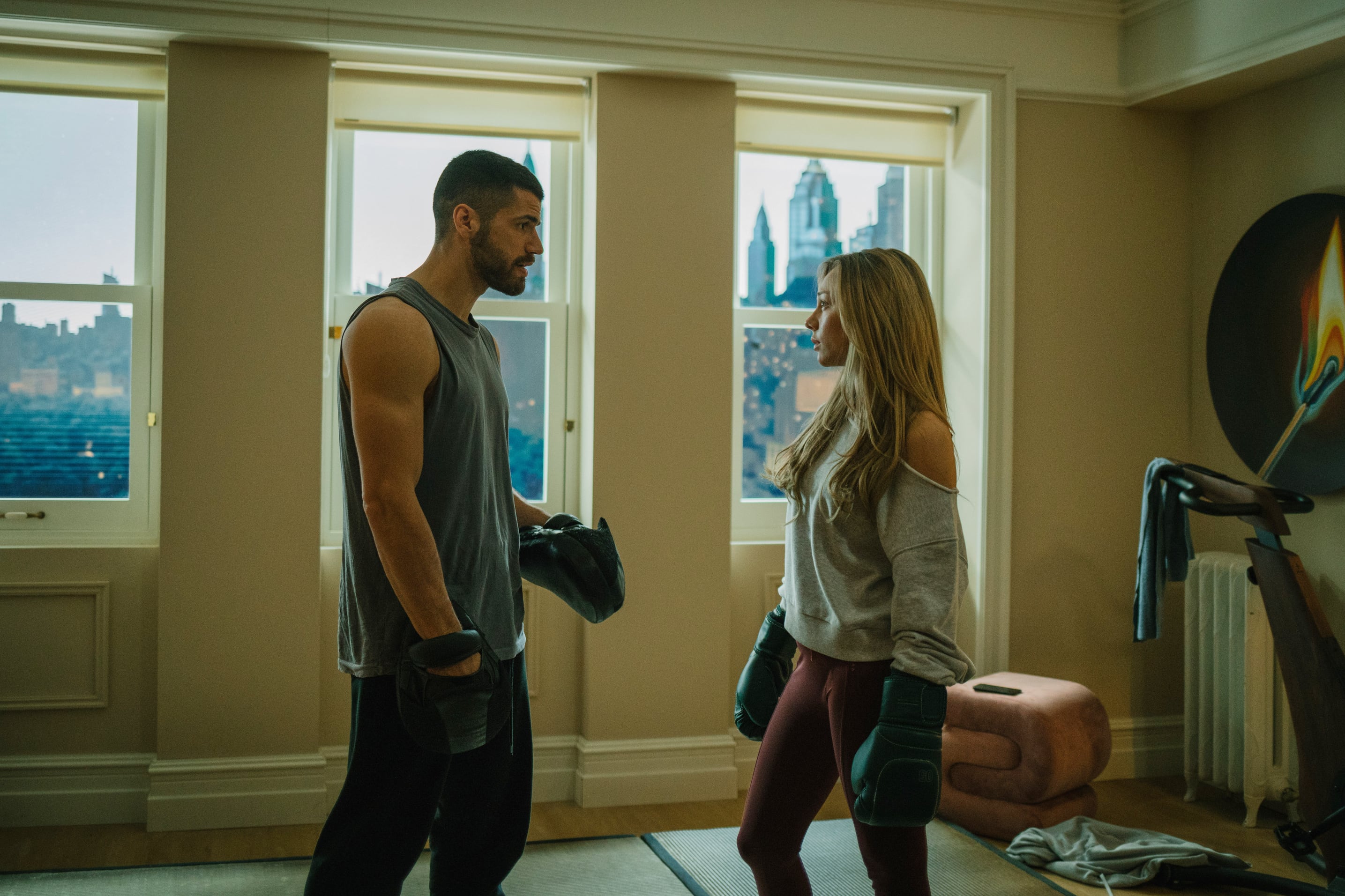 Hugo Diego Garcia y Ester Expósito en 'Enfrentados: Marfil'. (Prime Video)
