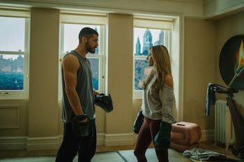 Hugo Diego Garcia y Ester Expósito en 'Enfrentados: Marfil'. (Prime Video)