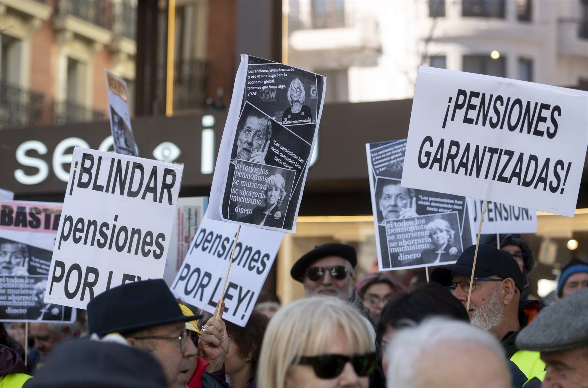 Jubilados se manifiestan para defender la revalorización de las pensiones, frente a la sede nacional del PP.Alberto Ortega / Europa Press