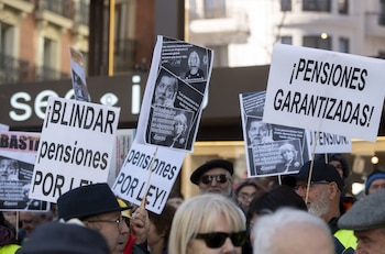 Jubilados se manifiestan para defender la revalorización de las pensiones, frente a la sede nacional del PP.
Alberto Ortega / Europa Press