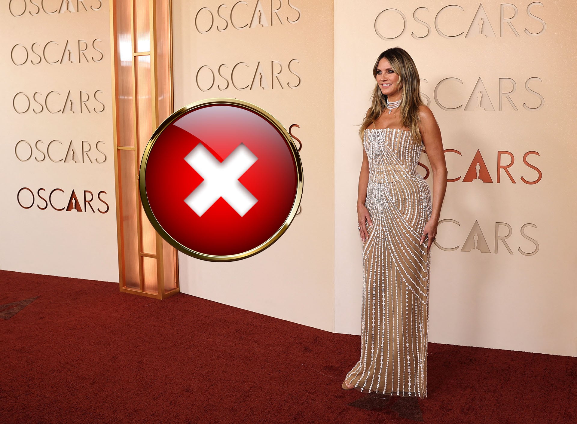 Heidi Klum eligió un vestido columna bordado en hilos y pedrería, evocando estilos clásicos de alfombra roja de fines de los 90 y 2000