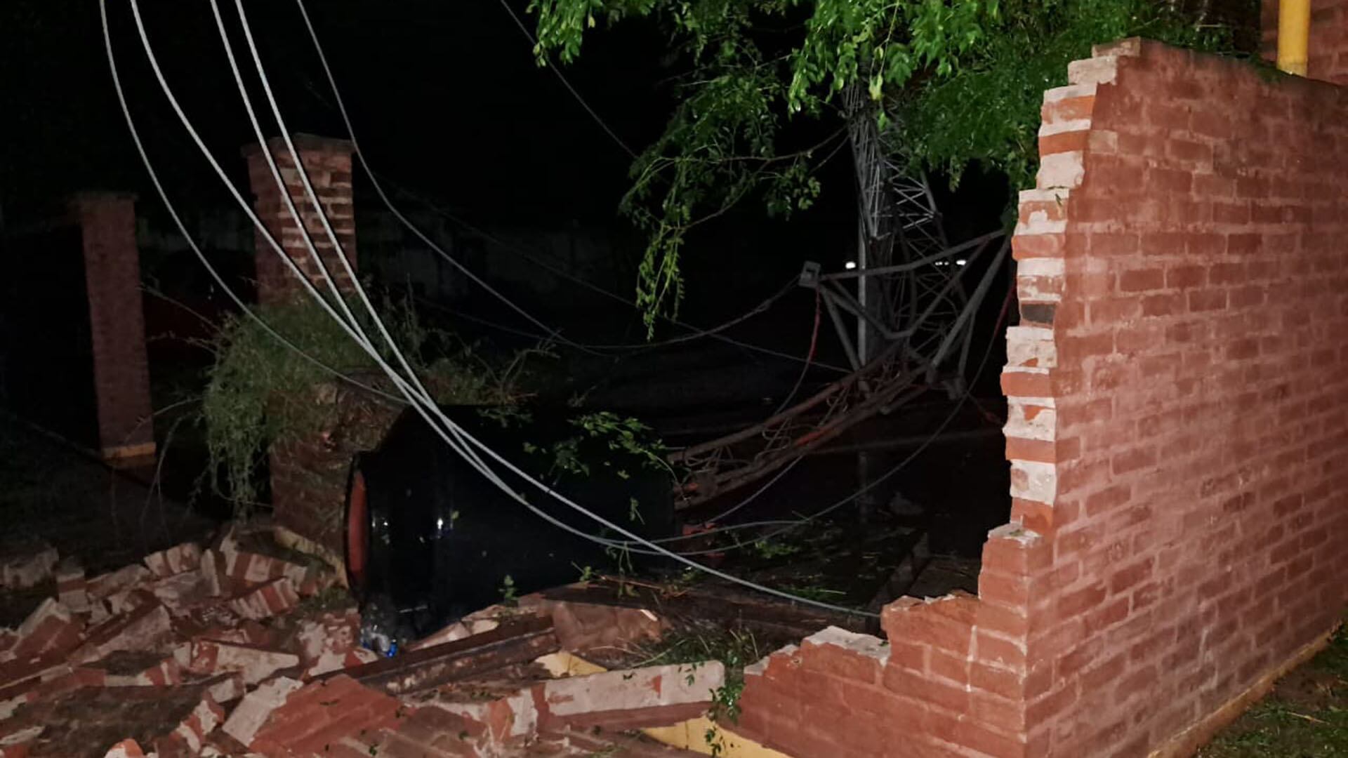 La caída de la gran estructura metálica provocó el derribo de parte de un muro perimetral