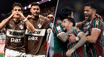 Imagen dividida que muestra a dos futbolistas con uniforme marrón a la izquierda y a tres con uniforme a franjas a la derecha.