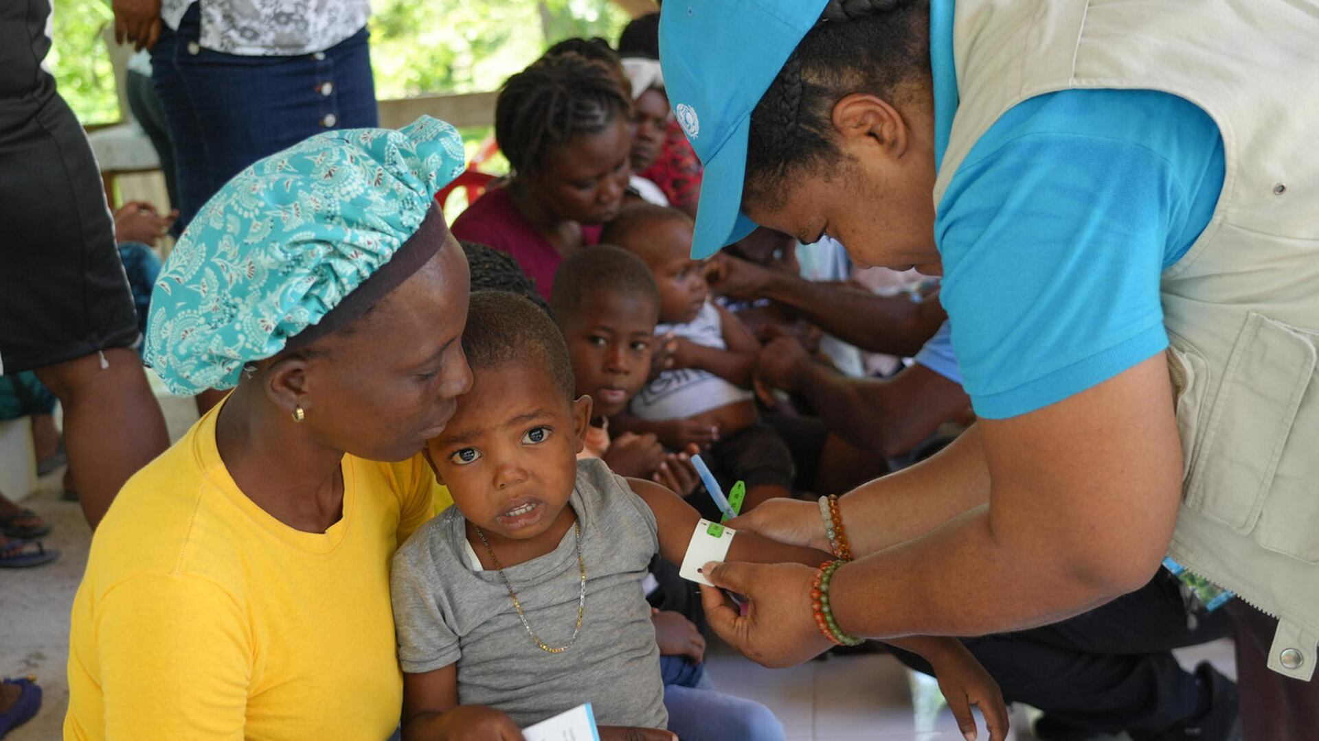 Un niño es examinado para detectar malnutrición en una clínica móvil apoyada por UNICEF en Boucan Carré, Haití. Imagen del 5 de mayo de 2025 (Foto: Herold Josep/UNICEF)