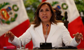 Fotografía de archivo en la que se registró a la presidenta Dina Boluarte durante una rueda de prensa, en Lima (Perú). EFE/Paolo Aguilar