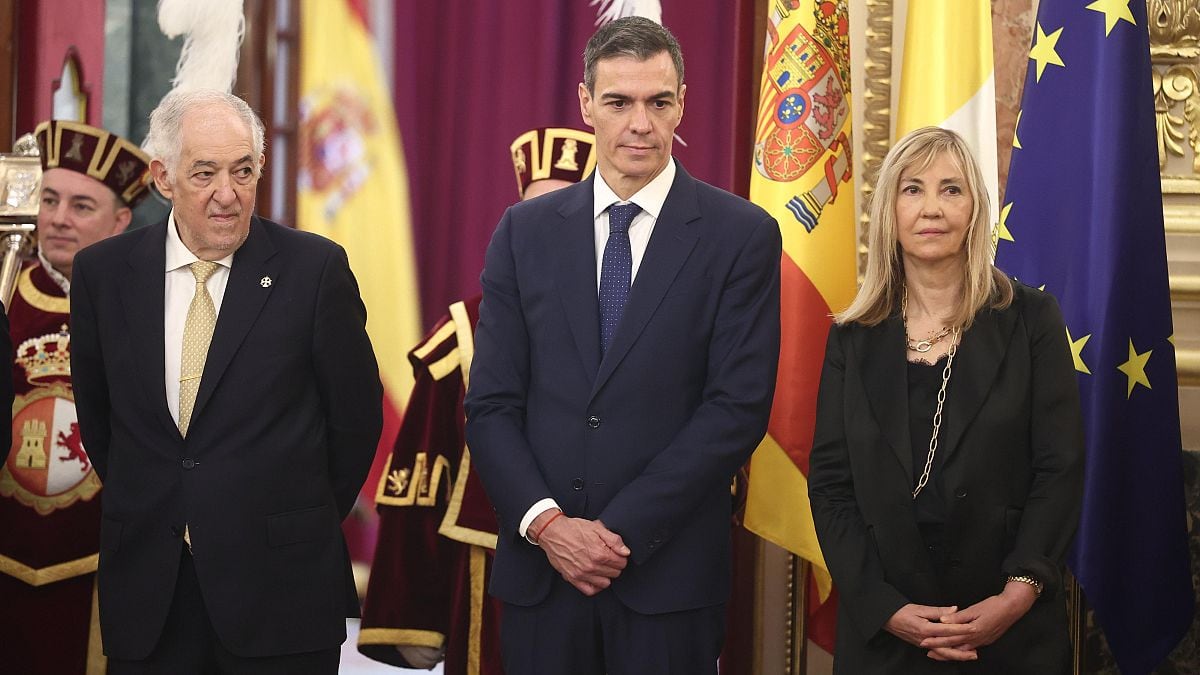 Pedro Sánchez, junto al presidente del Tribunal Constitucional, Cándido Conde-Pumpido, y la presidenta del Tribunal Supremo, Isabel Perelló. (Eduardo Parra/Europa Press)