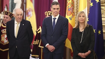 El presidente del Gobierno, Pedro Sánchez, junto al presidente del Tribunal Constitucional, Cándido Conde-Pumpido, y la presidenta del Tribunal Supremo, Isabel Perelló. (Eduardo Parra / Europa Press)
