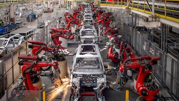 Desde la perspectiva estadounidense, la estabilidad comercial y financiera resulta indispensable para evitar disrupciones en un contexto de presiones inflacionarias y reconfiguración industrial. Para China, en tanto, el acceso a mercados externos y la continuidad de las cadenas de suministro siguen siendo variables críticas para sostener el crecimiento económico y mitigar desequilibrios internos (Foto: AFP)