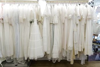 Vestidos de comunión colgados en la tienda especializada en vestidos de comunión, Arras y Bautizos ‘De Oca a Oca’, a 5 de mayo de 2023, en Leganés, Madrid. (Carlos Luján / Europa Press)