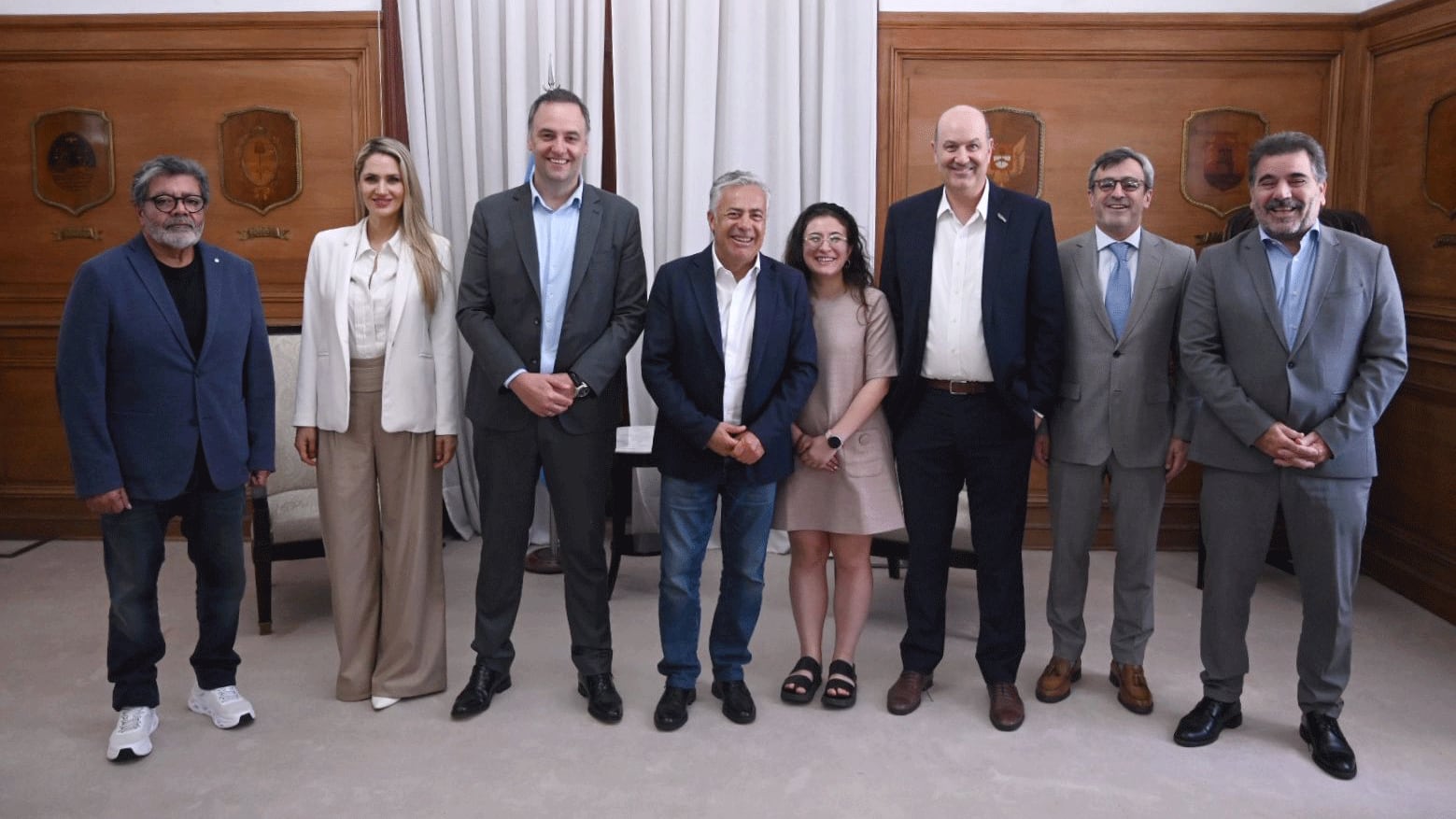 Adorni y Sturzenegger sonríen junto a legisladores tras la reunión del Consejo de Mayo