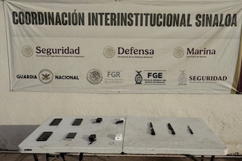 Celulares, cargadores y armas blancas