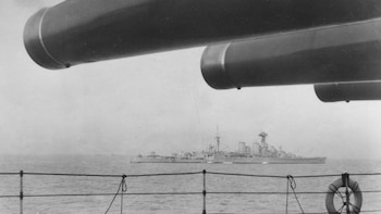 El crucero HMS Hood, visto