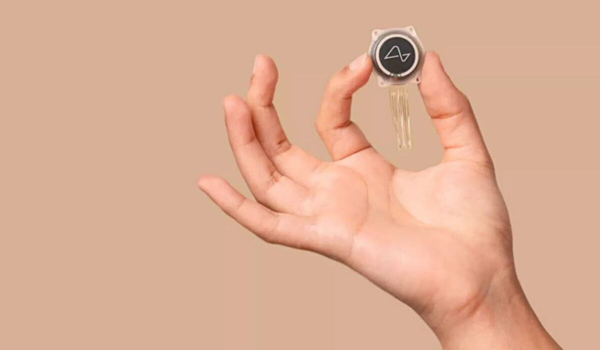 El dispositivo implantado por Neuralink consiste en una serie de hebras finas que interactúan con el cerebro, permitiendo a los pacientes controlar dispositivos digitales mediante sus pensamientos, abriendo nuevas posibilidades para aquellos con discapacidades motoras severas (Neuralink)