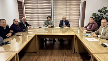 Gobierno federal y sindicato del IMSS instalan mesa para negociar aumento salarial