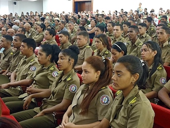 La instrucción del servicio militar abarca entrenamiento táctico con armas y contenidos educativos sobre el proyecto político estatal. (Foto de la página de Facebook Ministerio de las Fuerzas Armadas Cuba)