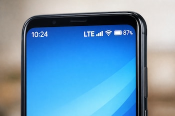 Pantalla de teléfono móvil con la hora 10:24, el indicador LTE, barras de señal de red, icono de wifi y porcentaje de batería 87%.