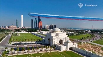 Los aviones lanzan humo con los colores de la bandera estatal rusa durante la llegada de una limusina que transportaba al presidente ruso Vladimir Putin a Qasr Al Watan, en Abu Dhabi, Emiratos Árabes Unidos, el 6 de diciembre de 2023, en esta imagen fija tomada de un video. Kremlin.ru/Handout vía REUTERS