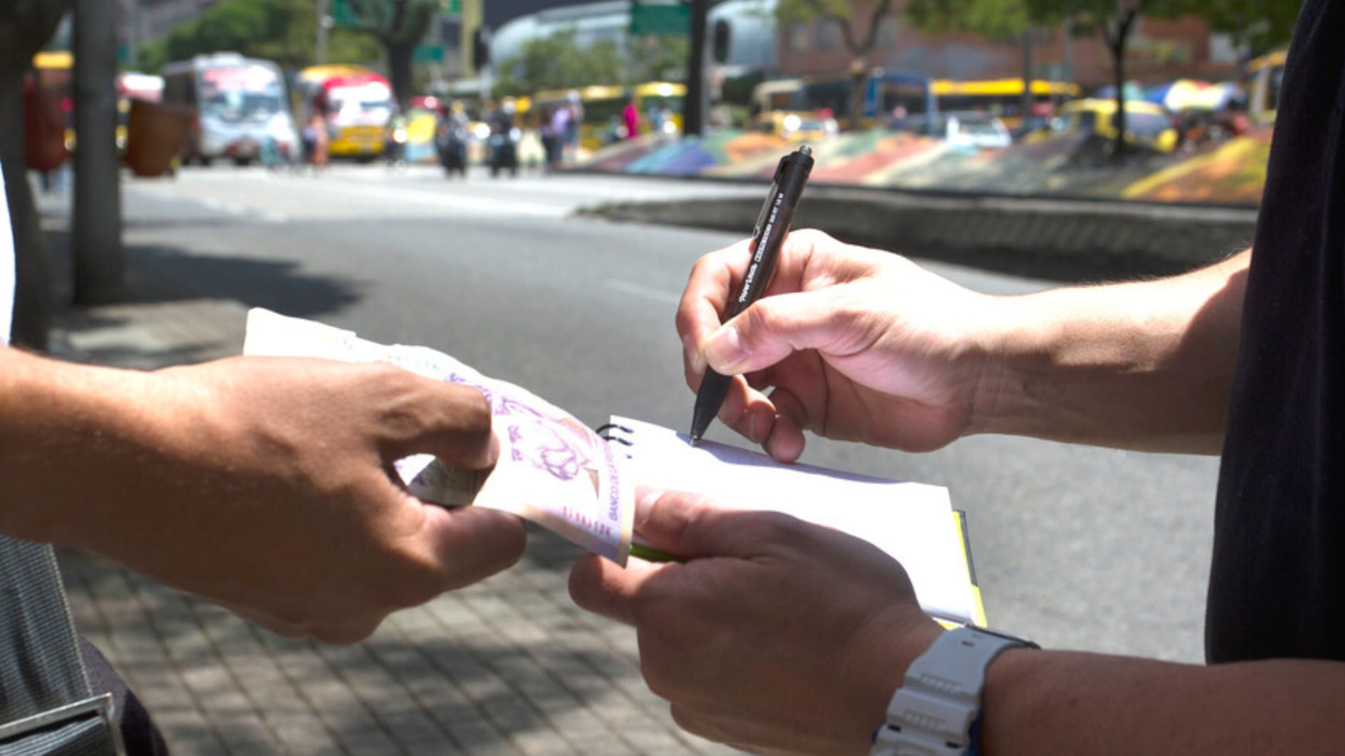 La mujer afectada decidió hacer una rifa para celebrar la fuesta de 15 años de su hija - crédito Colprensa