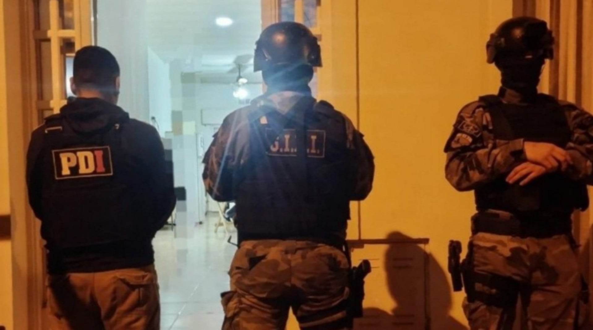Efectivos policiales participan en una serie de allanamientos realizados en Villa Gobernador Gálvez, Santa Fe, como parte de una investigación en curso. (Rosario3)