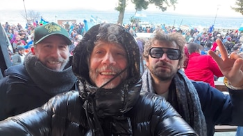Fito Páez marchó en Bariloche contra la extranjerización de tierras: “La patria no se vende, man”