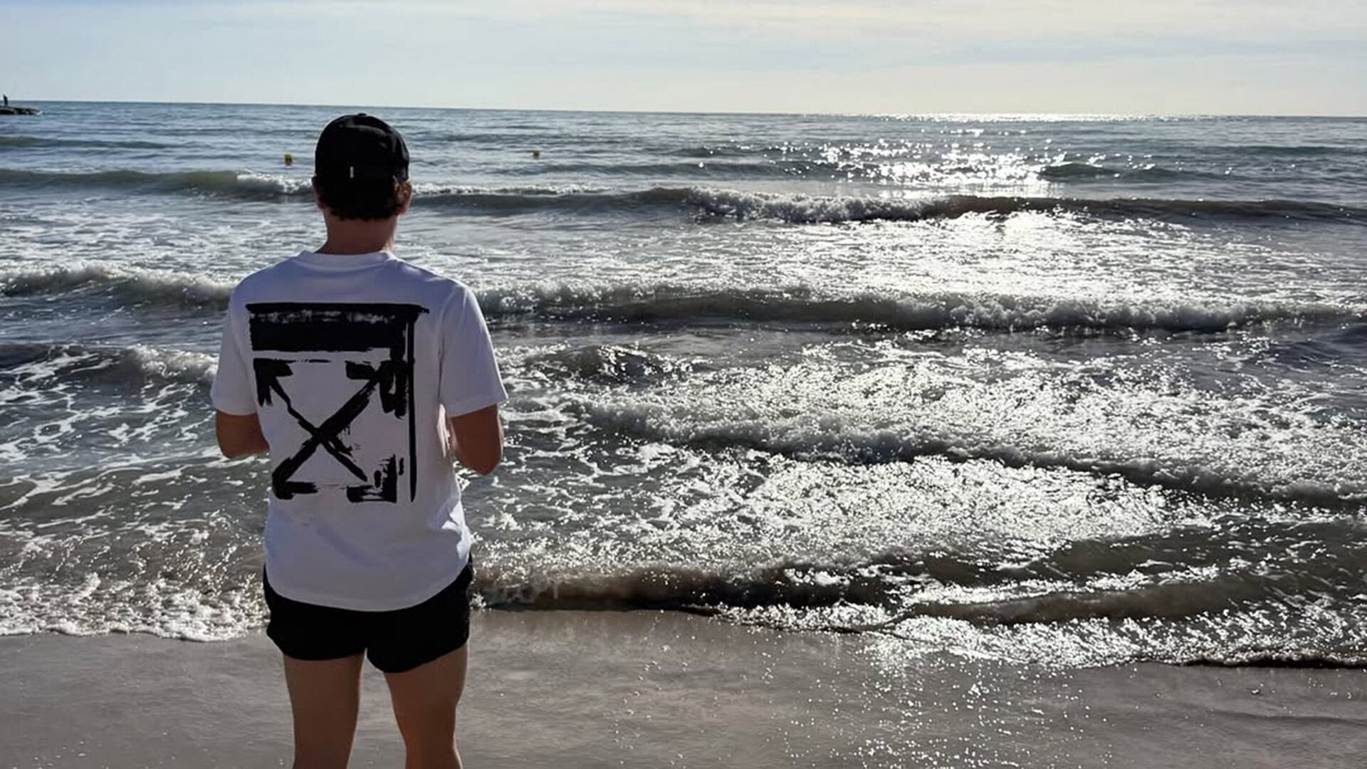 Julián Álvarez en una playa contemplando el mar (Instagram @juliaanalvarez)
