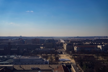 La concentración de mudanzas en áreas tecnológicas genera oportunidades económicas, pero incrementa la presión sobre la vivienda y los servicios públicos de Redmond (REUTERS/Kent Nishimura)