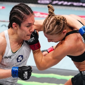 Las tarjetas 29-28, 29-28 y 29-28 confirmaron el triunfo de Alexa Grasso en Arizona, tras tres rounds de presión y resistencia contra la francesa. (Crédito: RS)