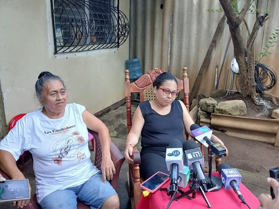 Ante micrófonos oficialistas, la periodista Fabiola Tercero fue expuesta este martes 11 de noviembre, junto a su madre. (Foto Canal 13)