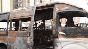 Extorsionadores incendian combi en el Callao y dejan cuatro vehículos afectados