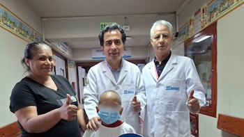 Extirpan raro tumor maligno a niño de 7 años y logra vencer el cáncer