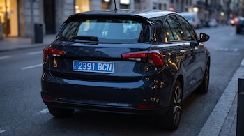 Desde agosto de 2018, los taxis y los vehículos de alquiler con conductor, conocidos como VTC, circulan con una matrícula azul en la parte trasera. (VisualesIA Scribnews)