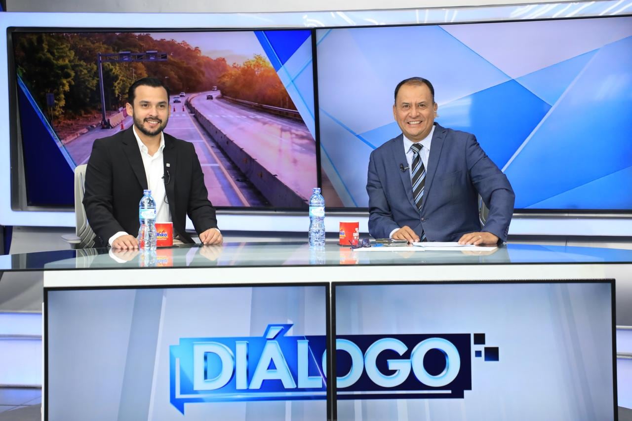 El viceministro de Transporte, Nelson Reyes, participó en el programa Diálogo 21 para explicar las medidas de seguridad vial implementadas durante las fiestas agostinas en El Salvador (Cortesía: Secretaría de Prensa de la presidencia).