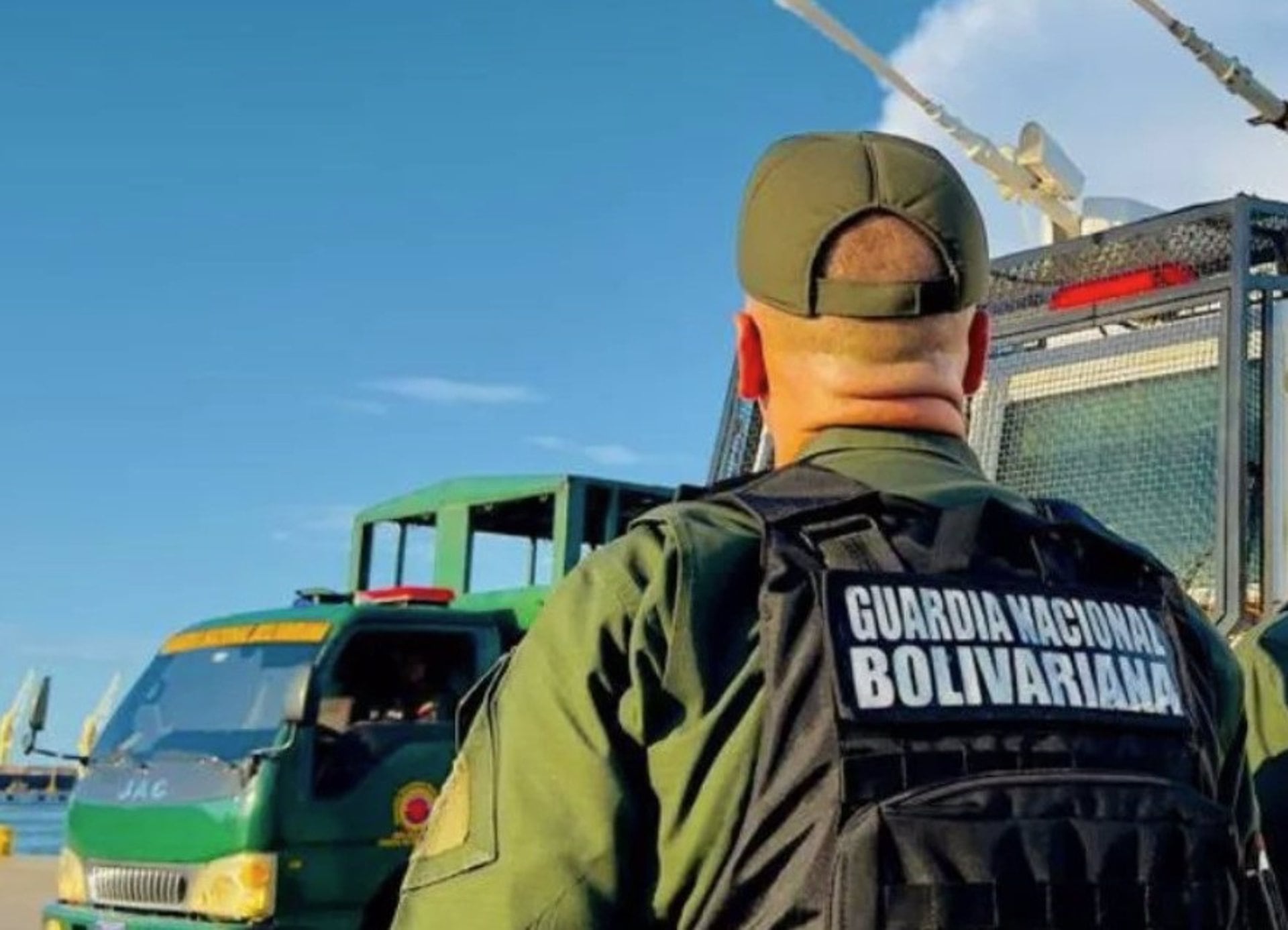 Efectivos de la Guardia Nacional Bolivariana (GNB) detuvieron a los migrantes al salir del aeropuerto.