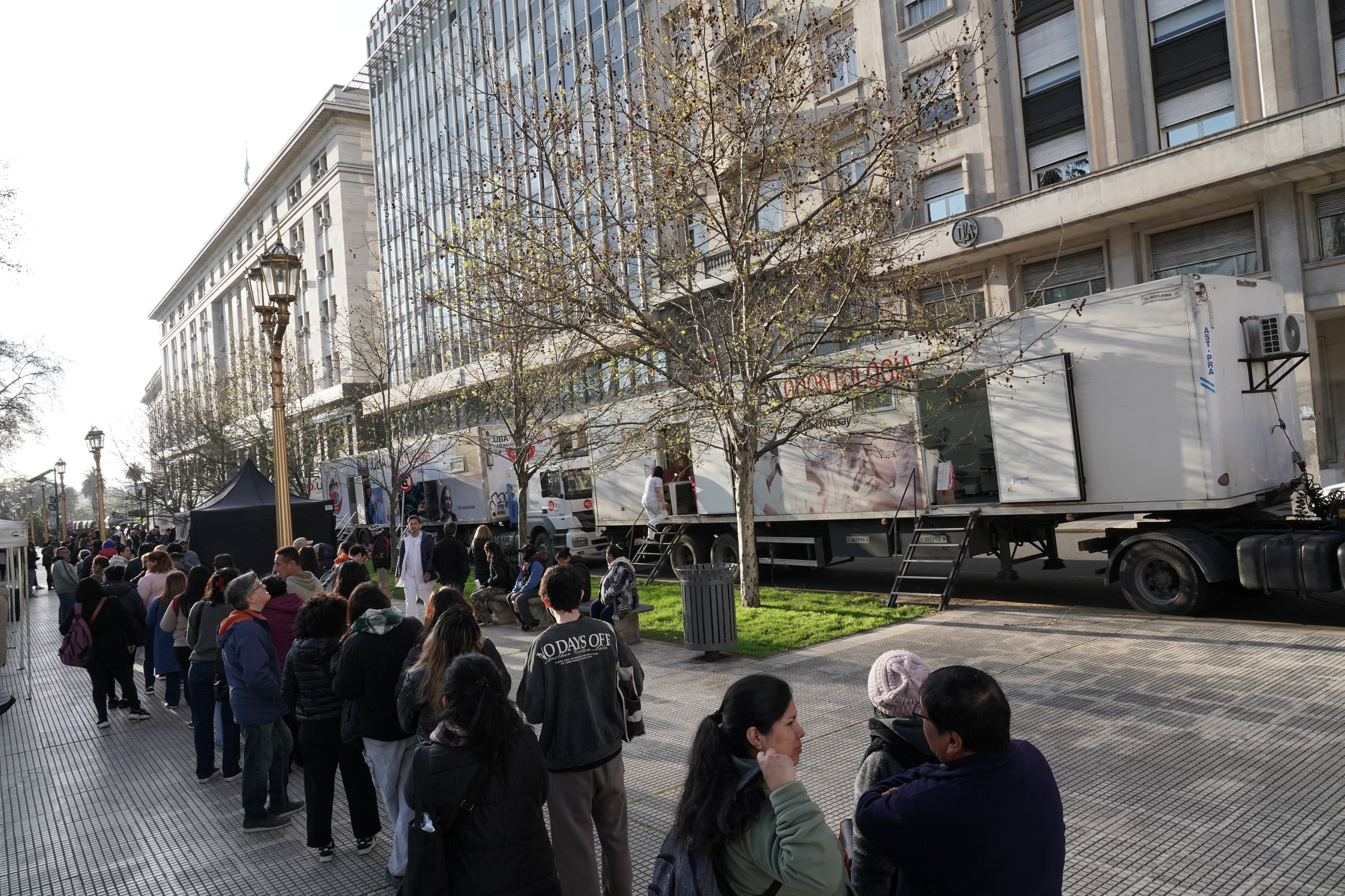 Cientos de personas esperan su turno para ser atendidos por los especialistas de la UBA en Plaza de Mayo (RS Fotos)
